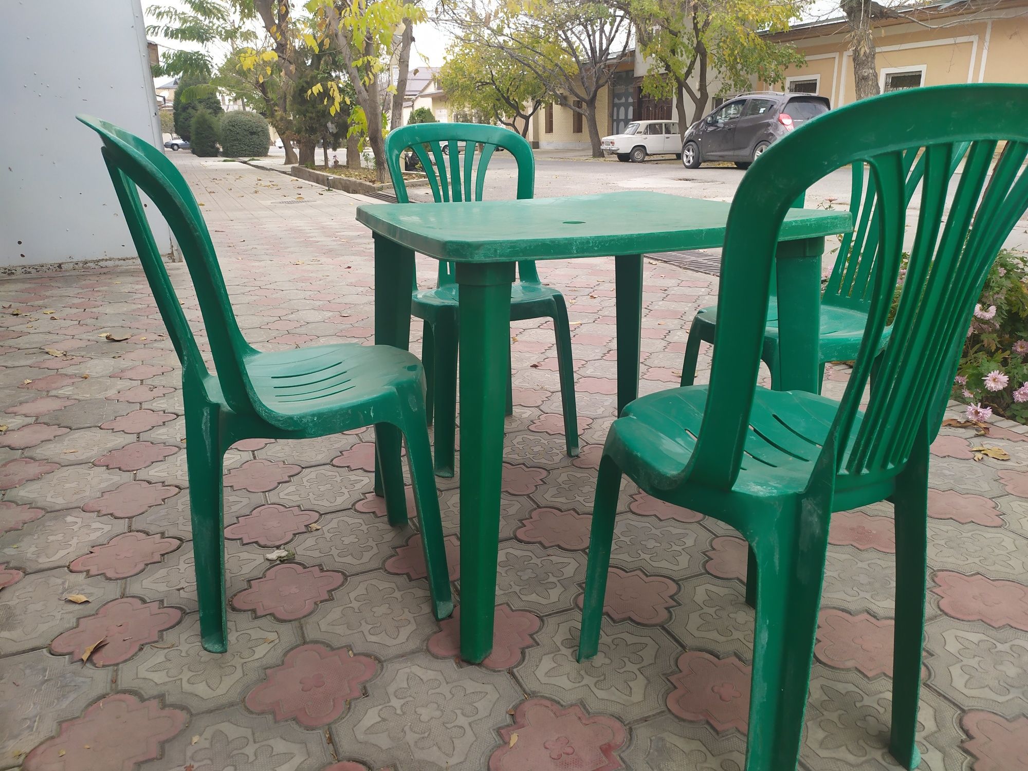 Пластмассовые стол и стуля