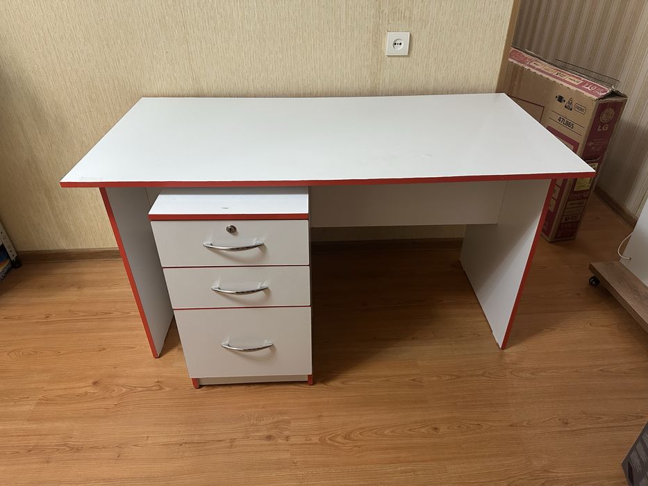 Офисная мебель, стол и комод