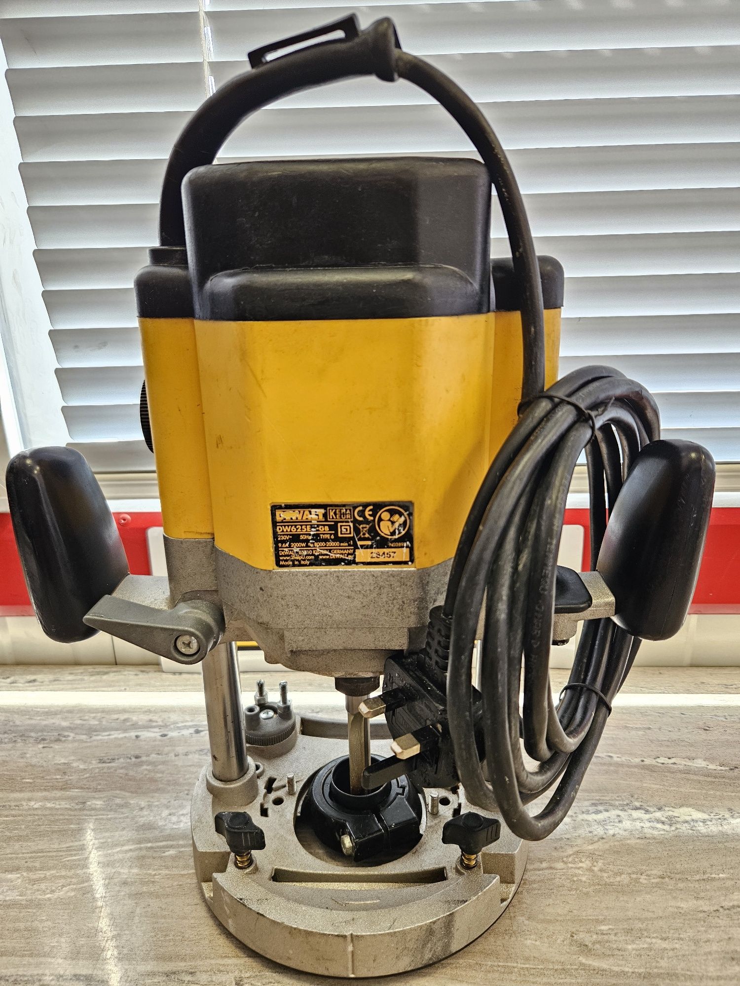 Dewalt Оберфреза DW625E-GB