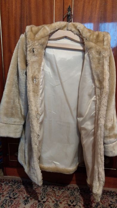 Vand haina de blana crem