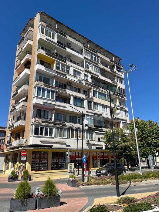 Продава се тристаен апартамент в самия център на града