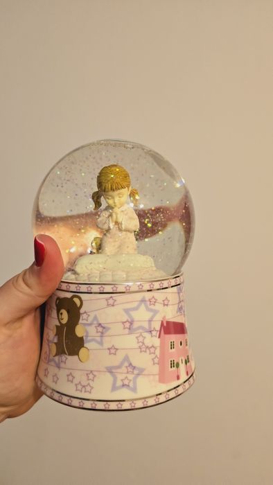 Glob muzical cu fetita care se roagă