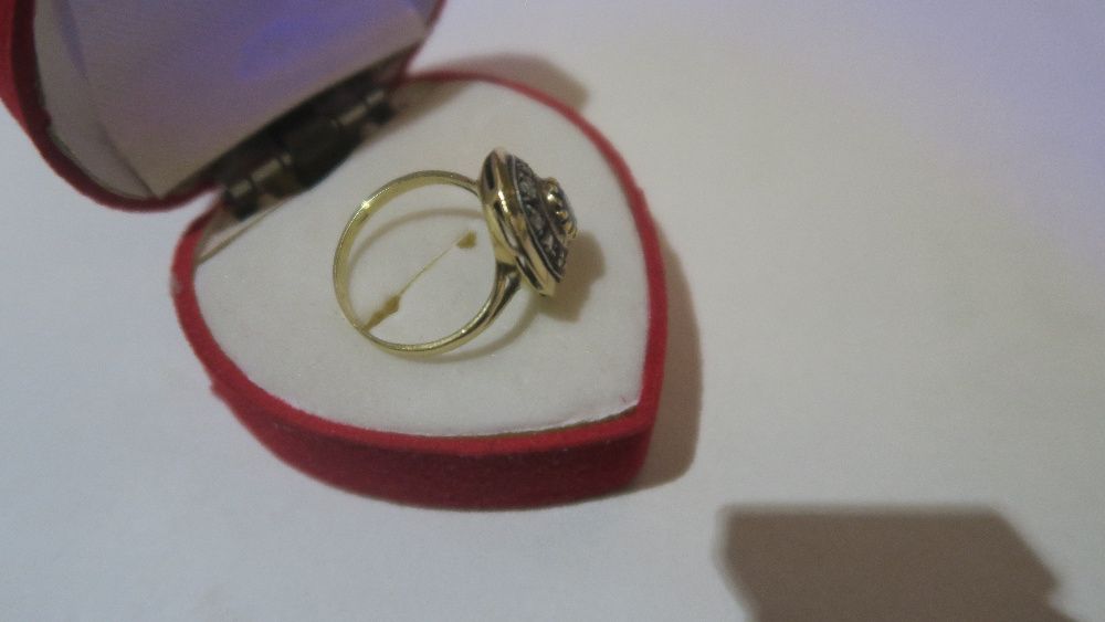 Antic inel din aur 18 k cu safir si diamante in montura de argint