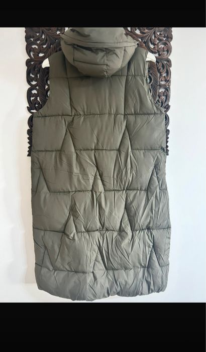 Vestă groasă, verde inchis, perfecta pentru toamna-iarna.