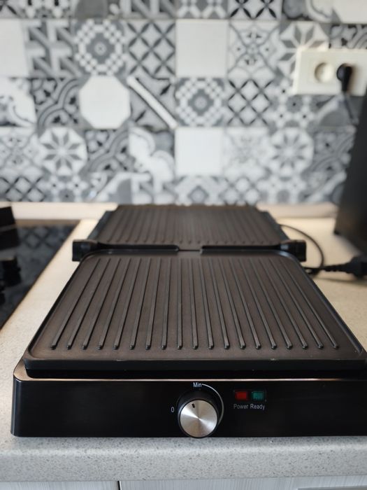 Grill electric dublu Daewoo – 2400 W, în garanție
Grill electr