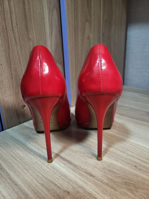 Красные лакированные туфли