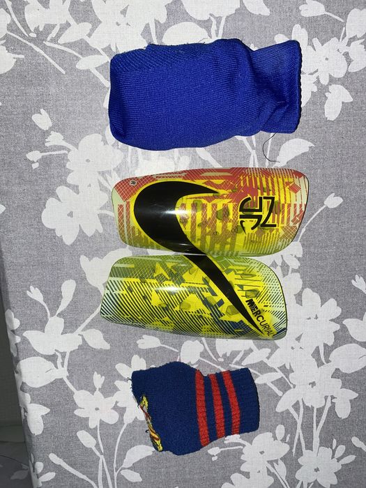 Продаю футбольные гетры с щитками