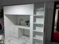 Pat cu birou inclus, ideal pentru camera copiilor