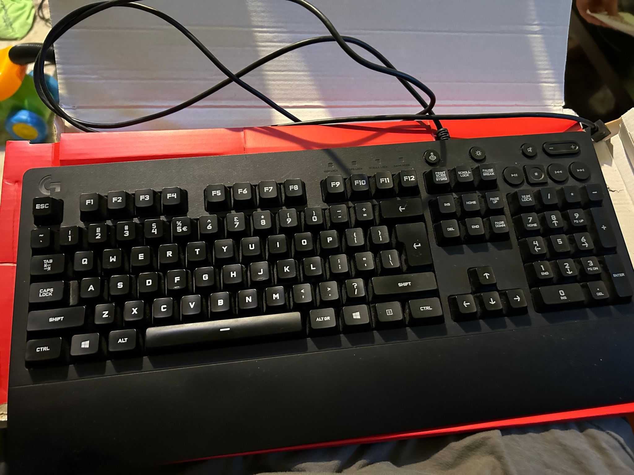 Tastatura Logitech G213