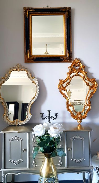 Oglindă veche cu ramă din lemn masiv