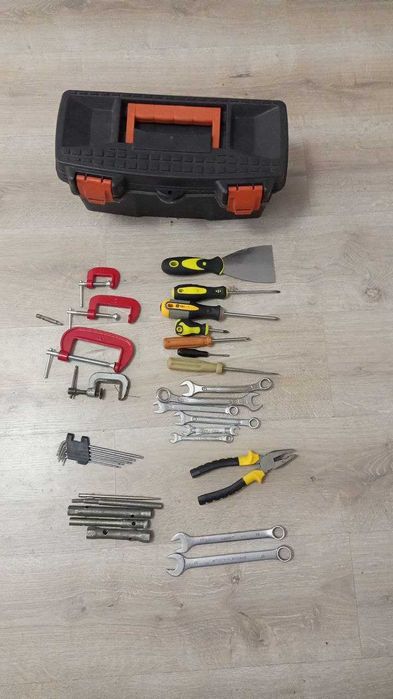 diverse unelte într-o cutie de plastic