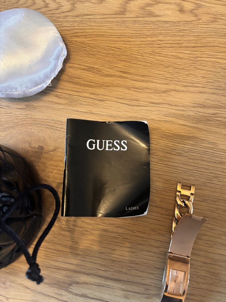 Продавам часовник-гривна Guess