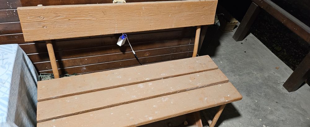 Отстъпка за сериозни купувачи. Продавам масивна дървена скамейка с мет