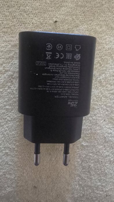 Incarcator si cablu noi 10 roni incarcator 5 roni cablu