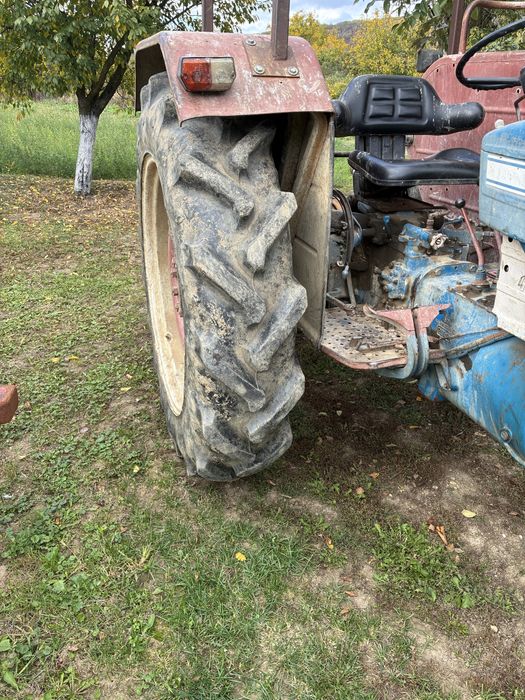 Tractor ford 4000+Plug