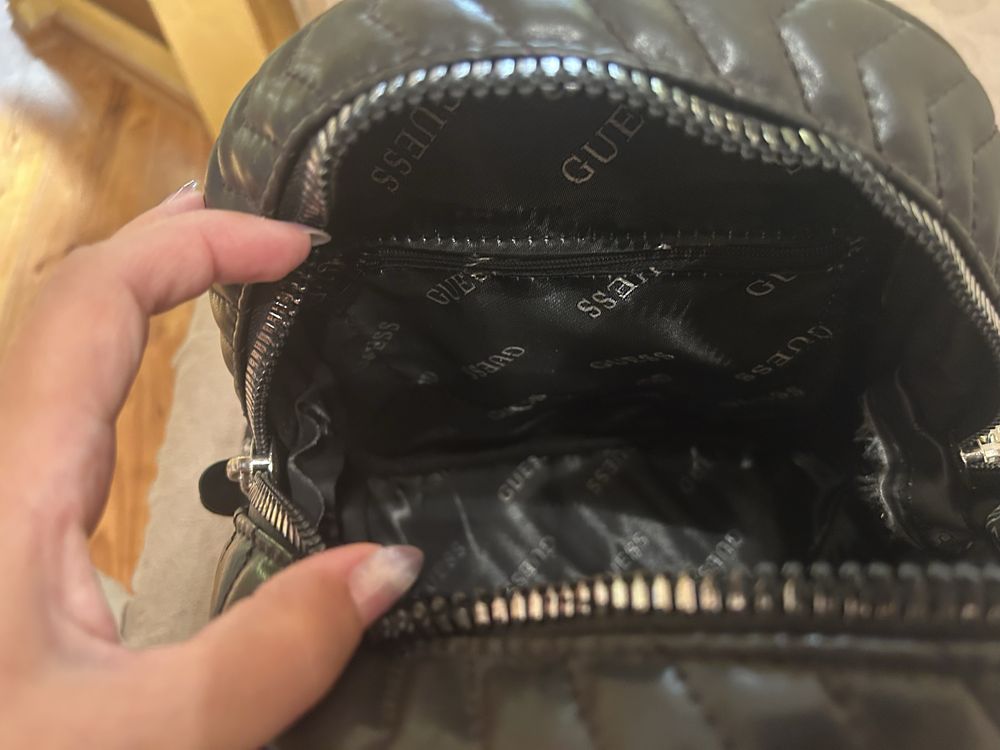 Кожена раница guess.