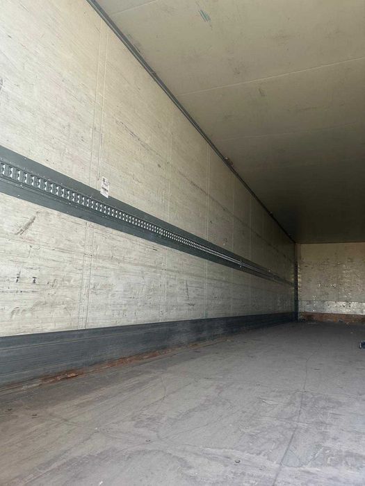 Semiremorca izoterma cu lift.