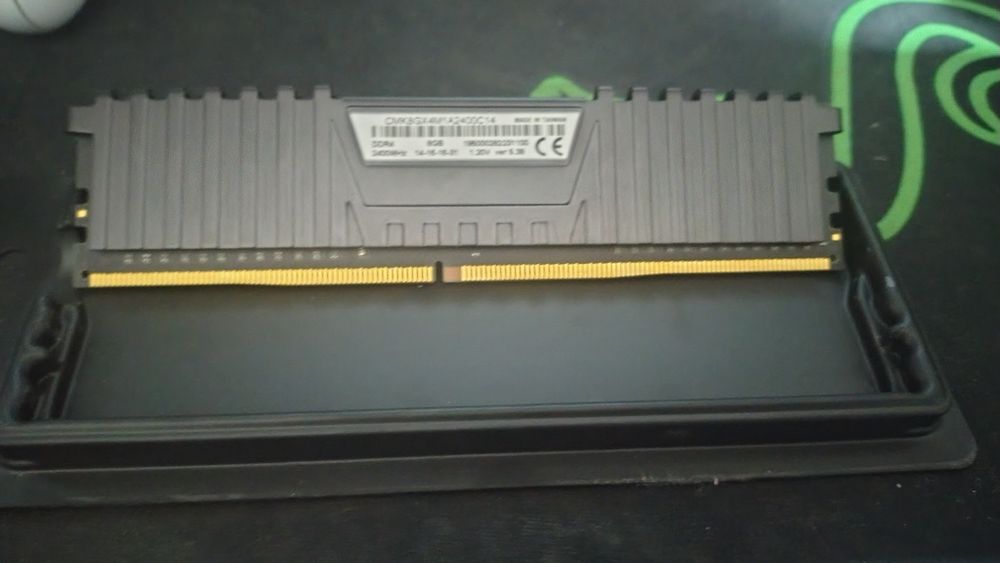 Vand RAM Vengeance LPX ddr4 de 8gb in stare foarte buna