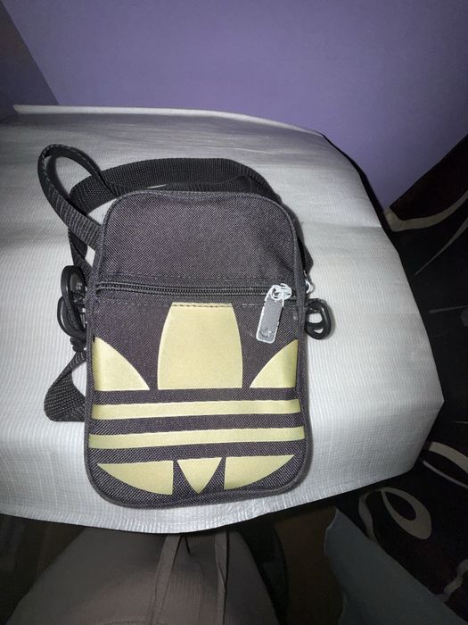 Gentuta de umar purtata dar in stare buna Adidas