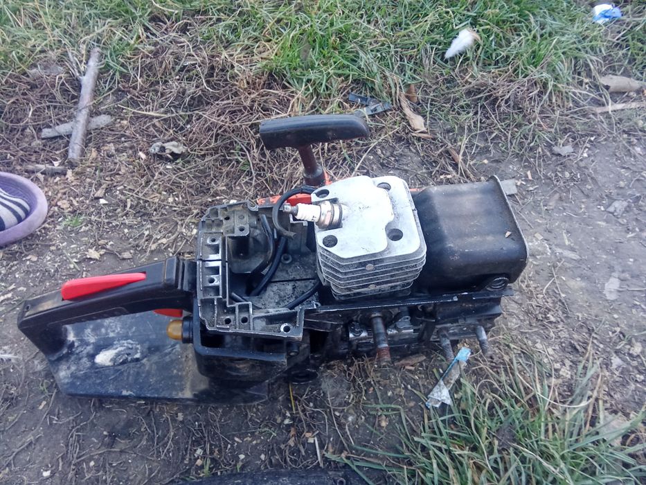 Vând o drujba e destul de buna daca se repara are un motor de 58putere