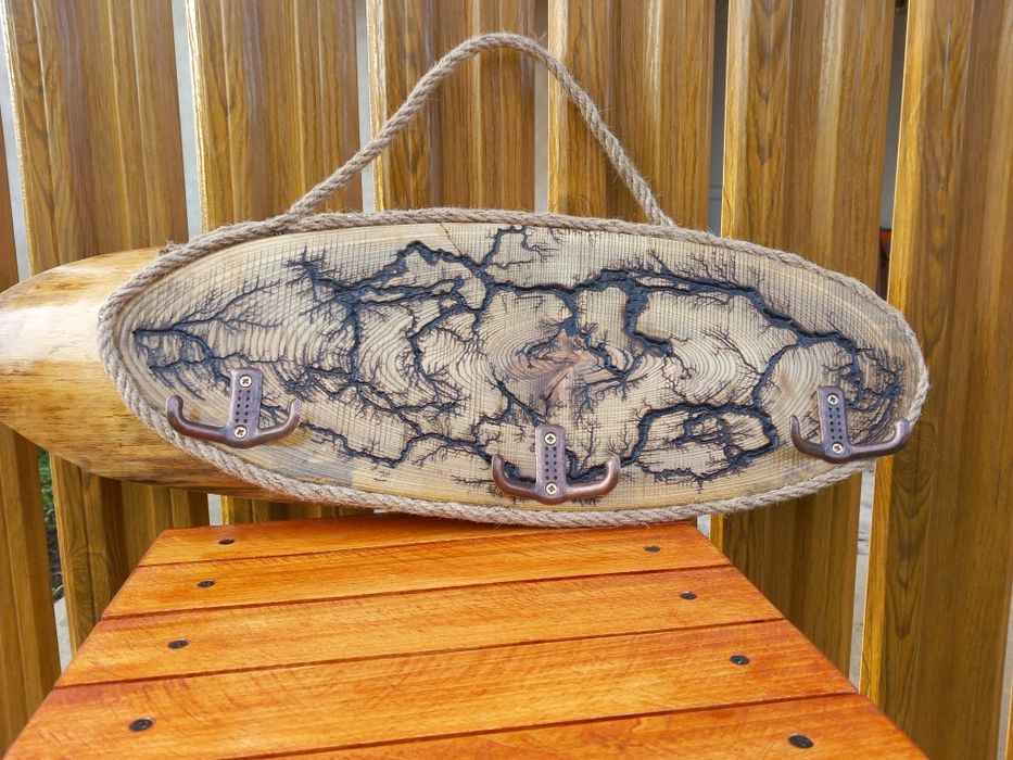 Дървена закачалка