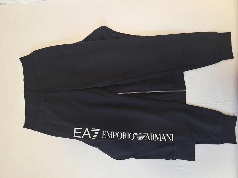 Trening de Emporio Armani comod și modern