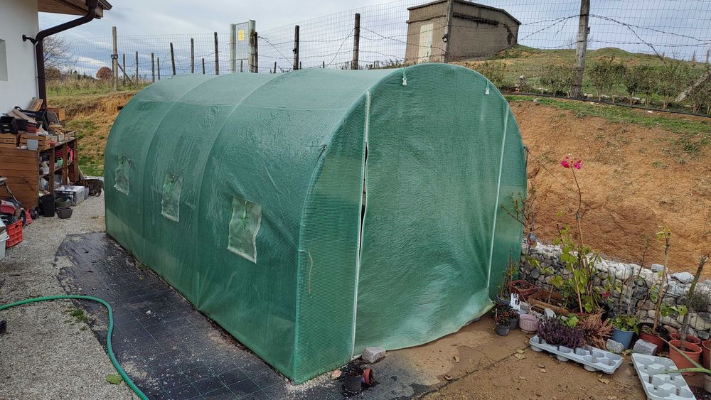 Продавам оранжерия 4х2.5х2.5