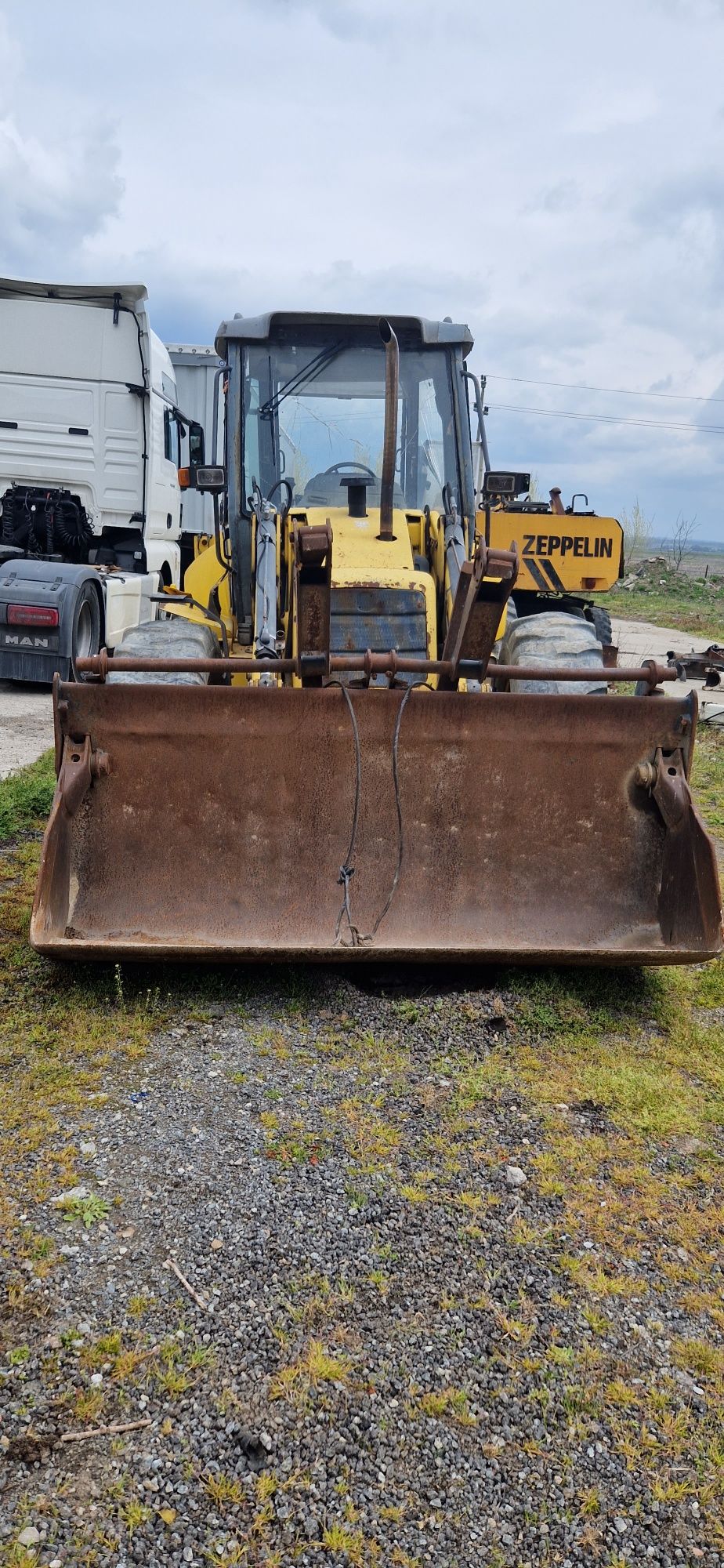 Dezmembrez   Buldoexcavator New Holland LB 115 B An 2005