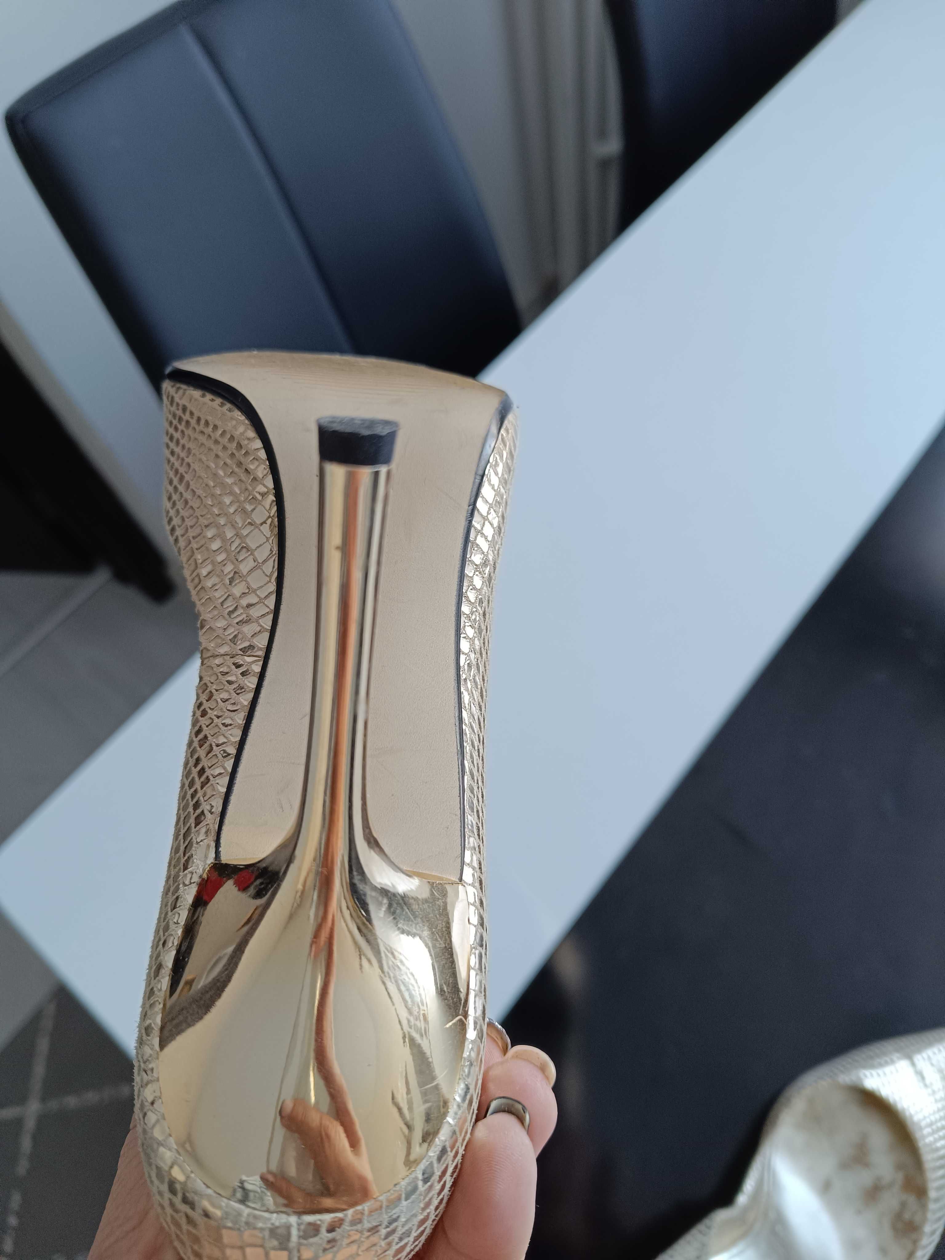 Уникални обувки Guess by Marciano - САМО ДНЕС 60лв.