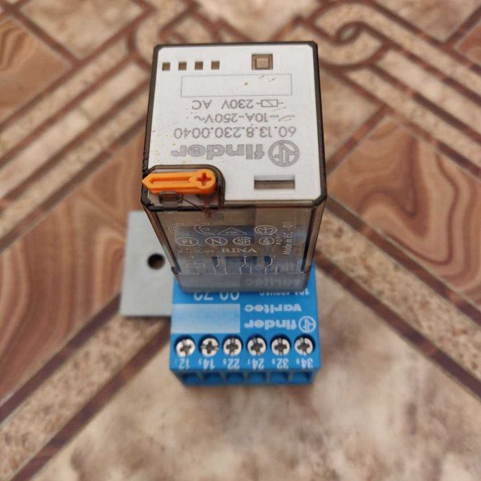 Finder Varitec - releu cu soclu 230V , 6 contacte