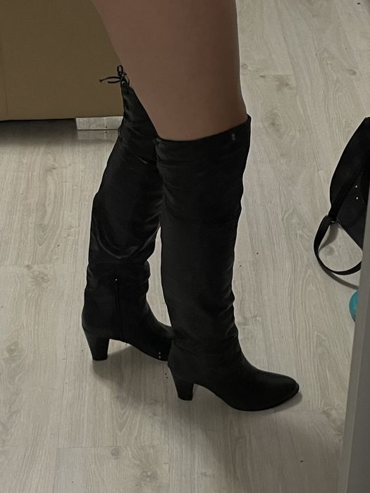 Cizme din piele naturala lungi, peste genunchi, in stare super buna