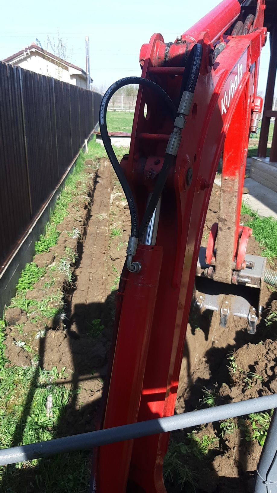 Închiriez Miniexcavator 1m latime Cupa 25,40,45 cu operator