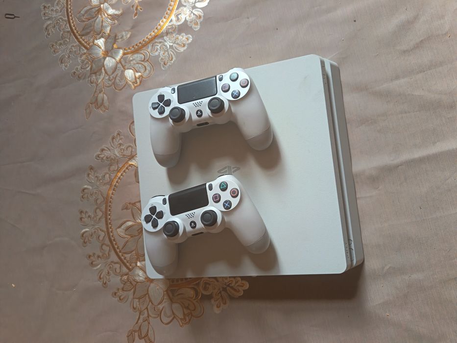 Play station 4 slim