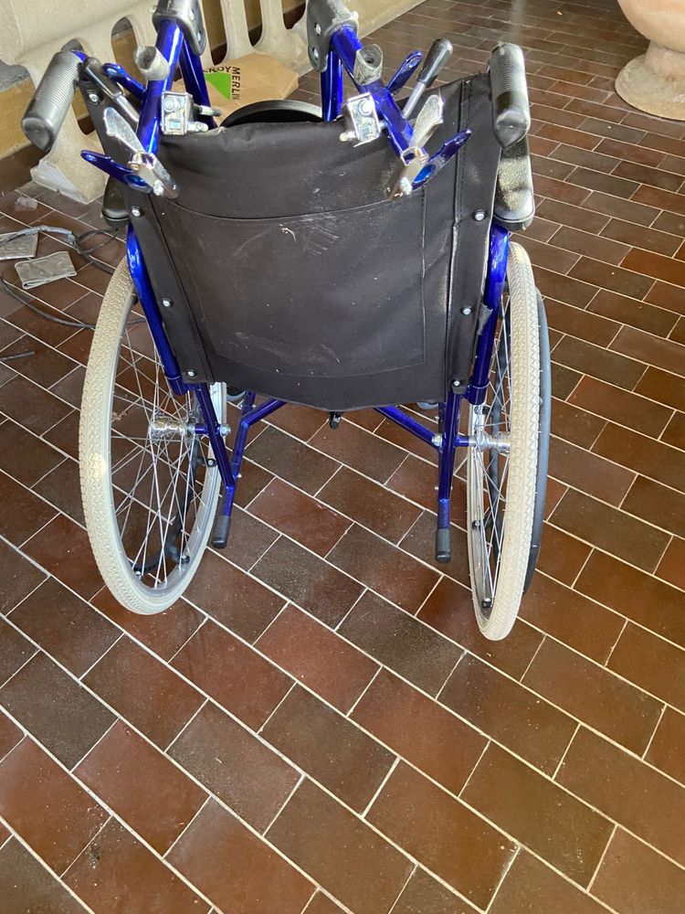 Vand carucior persoane cu dizabilitati/ carje din carbon
