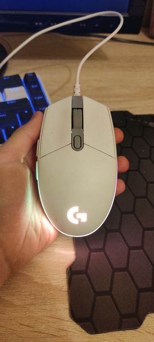 Продаю провод. игровую мышку с подсветкой logitech g102 в идеальном к