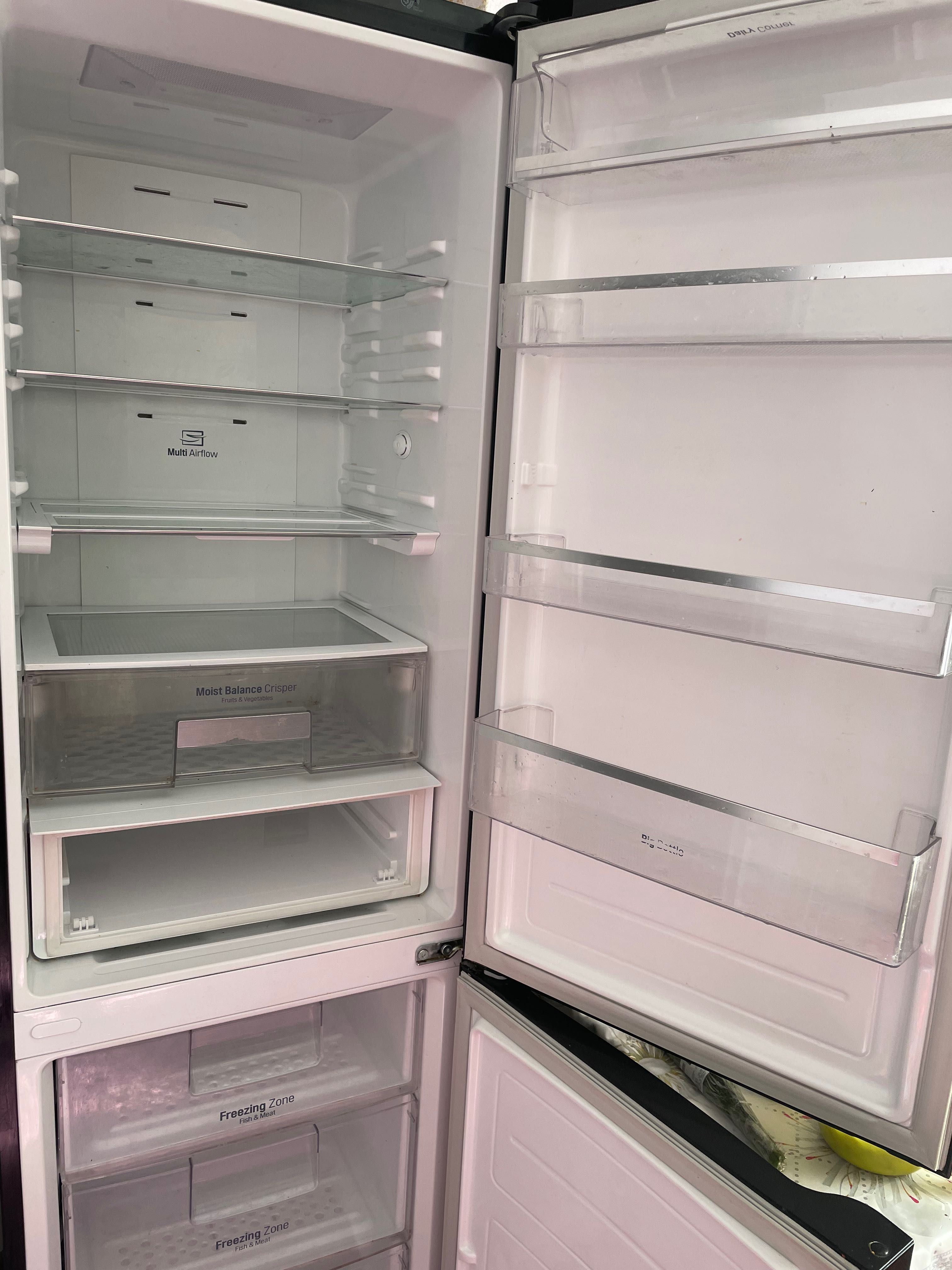 Холодильник lg, черного цвета