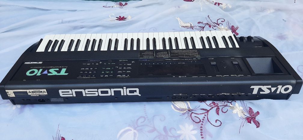 Yangi holatda Ensoniq TS10 sotiladi.3.05 versya