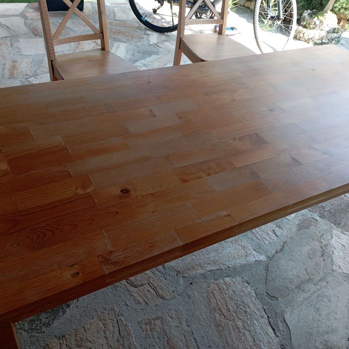 Маса със четири стола