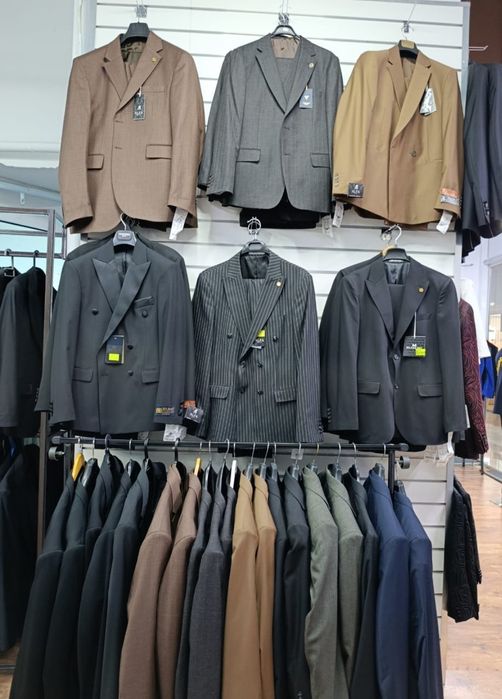 Продаю костюмы смокинги