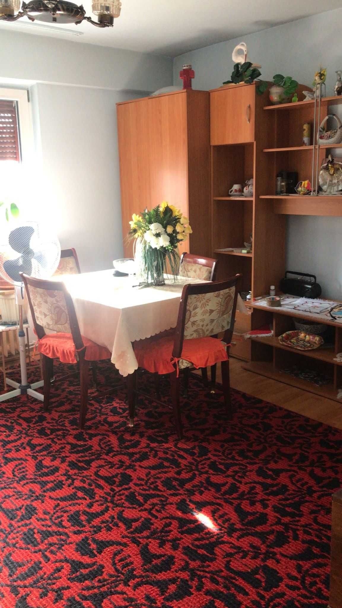 Vând apartament 37.8 mp, 2 camere, baie, bucătărie, etajul 5