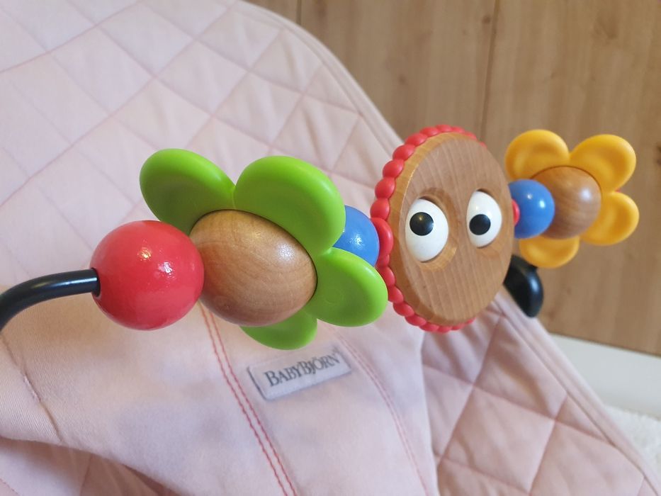 Balansoar Baby Bjorn ROZ pudrat (cadou inclus)