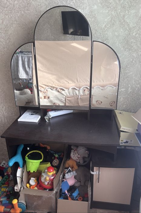 Столик туалетный с тумбой