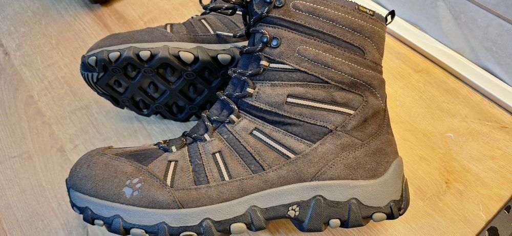 Проданам зимни обувки Jack Wolfskin