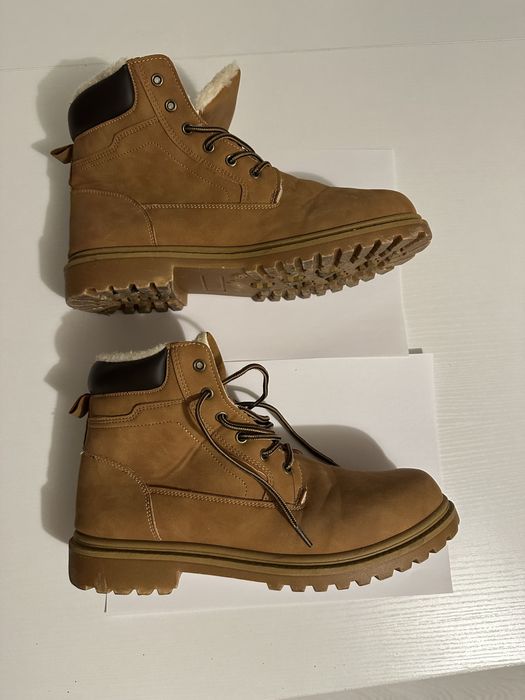 Vand bocanci de iarna, marimea 43, imblaniti, exterior sintetic