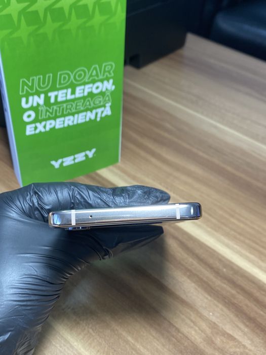 Samsung Galaxy Z Flip4 / Garanție 12 luni / 256 Gb / Foarte bun
