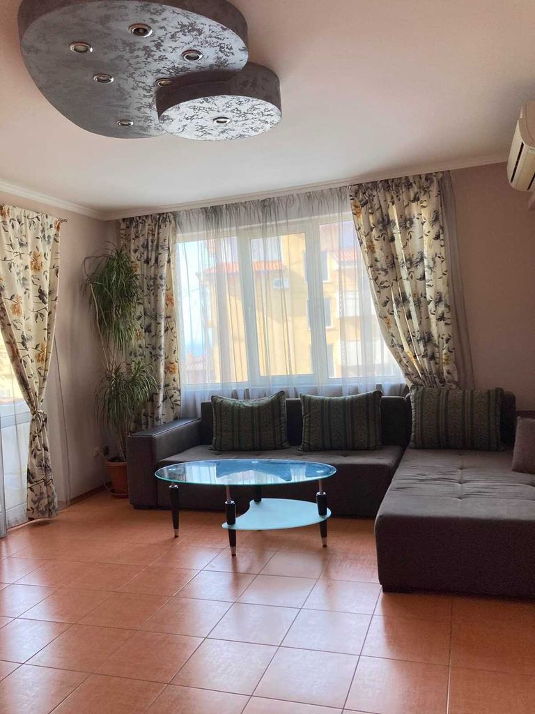 Дава се под наем Тристаен апартамент в Свети Влас - 98 кв.м за 325 € - Снимка #1