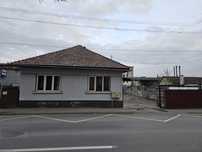 Casa de Vanzare / Inchiriez sau pentru afacere la intrare in Uniri