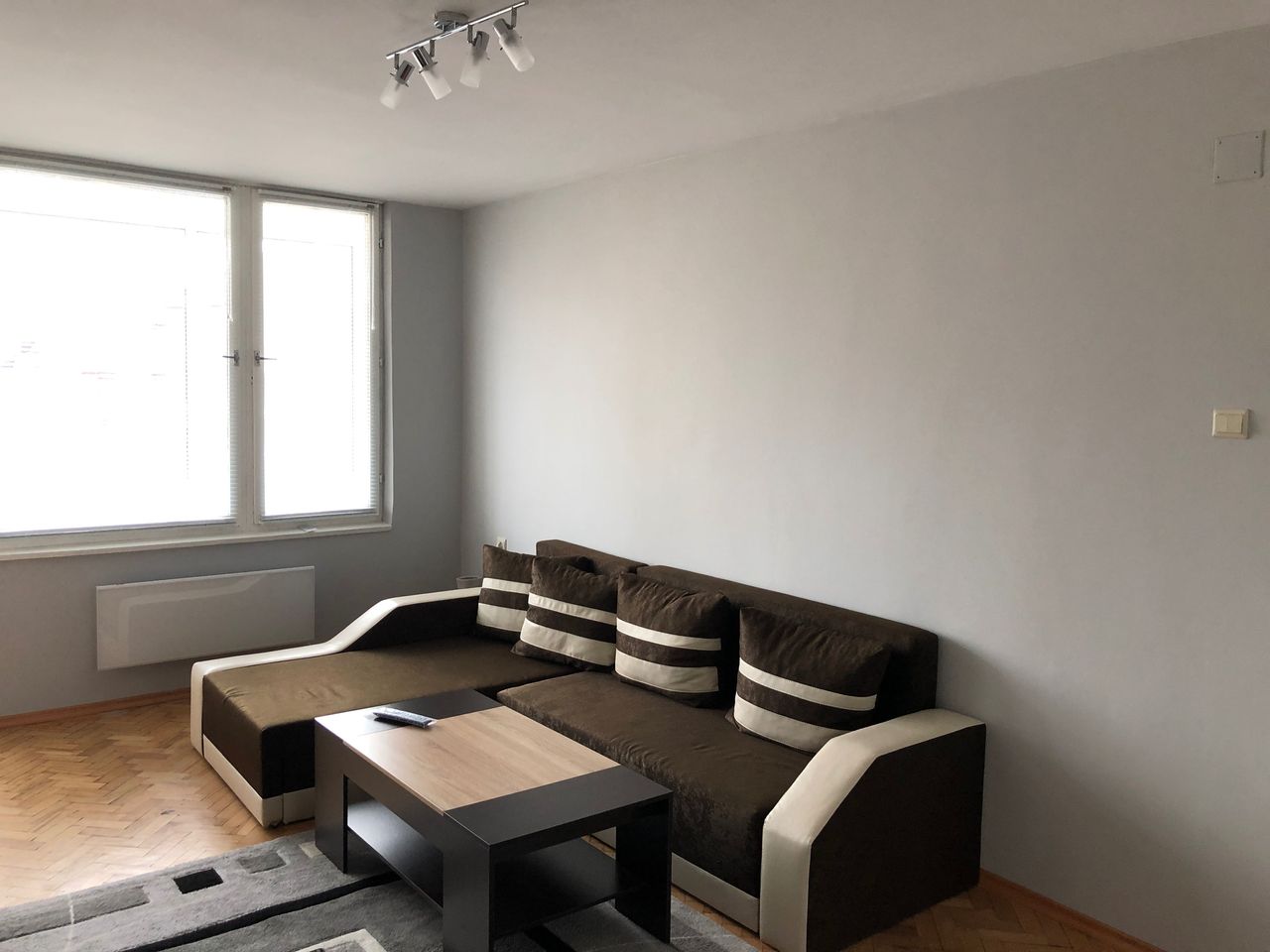 Дава се под наем Двустаен апартамент в Враца, Център - 75 кв.м за 295.8 € - Снимка #1