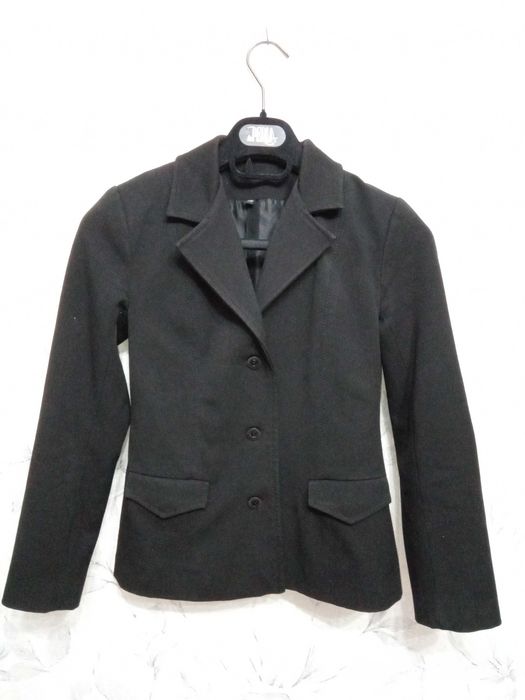 Черный пиджак и брюки для девочки.