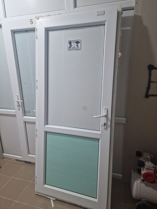 Пластиковые двери